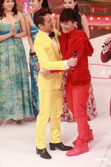 组图：蔡一杰被捕后首度登台 台上光鲜台下低调沉默