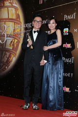 组图：最佳男配角郑中基后台激吻太太余思敏