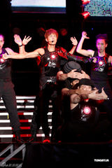 组图：吴克群个唱湿身秀腹肌 和女模互摸掀高潮