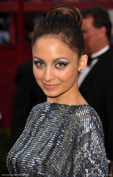 高清组图：奥斯卡红毯 妮可-里奇灰色礼服丰姿绰约 