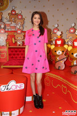 组图：吴千语粉色外套出镜 美腿诱人气质甜美