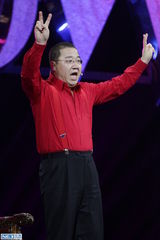 组图：《喜剧狂》郭德纲要挟媒体 谢娜哭翻全场