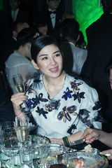 组图：黄奕笑谈产后减重秘诀 慈善晚宴力挺好友