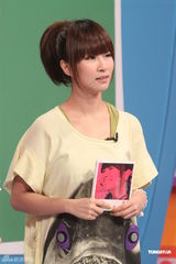 组图：歌手阿福录制节目献唱 敖犬与小昱争相表白