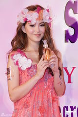 组图：周杰伦女友昆凌靓丽代言 为违规停车道歉