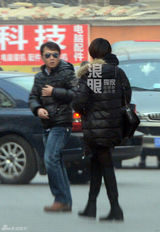 组图：谢楠独自回京吴京司机接送