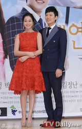 组图：李珉廷红裙亮相《我恋爱的一切》发布会