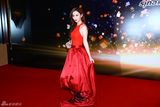 组图：微博之夜红毯 张萌红裙露背性感妩媚