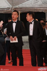 组图：文章黑西服帅气亮相金像奖红毯