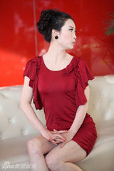 组图：芙蓉姐姐演讲获专人护驾 遭粉丝热情围困