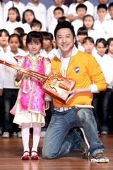 幻灯图：庾澄庆献唱爱心活动 与资助儿童会面