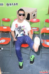 组图：梁汉文玩独木舟脚被割 亮相展示伤口