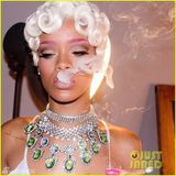 组图：蕾哈娜丝薄背心隐约凸点 渔网裹身秀身姿