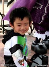 组图：张柏芝带Lucas迪斯尼游玩 小儿子撒娇