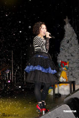 幻灯：王苑之复古造型开唱 张敬轩患病无缘做嘉宾