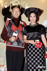 组图：罗家英携汪明荃亮相 元旦不工作专陪老婆