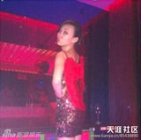 组图：李云迪女友搂男人泡吧照曝光 清纯不再