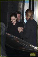 组图：皮特为茱莉庆生共进餐 全黑打扮恩爱牵手