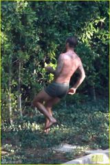 组图：贝克汉姆拍广告半裸秀强壮胸肌