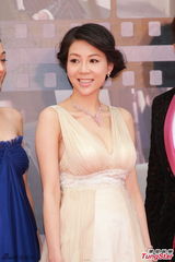 组图：黄婉曼深V露背装性感亮相金像奖红毯