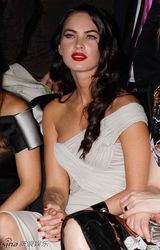 高清组图：梅根-福克斯现身巴黎 看时装秀烈焰红唇