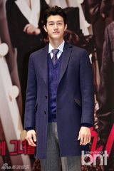 组图：李妍熙似激凸露美背 李美淑无视恶妇骂名