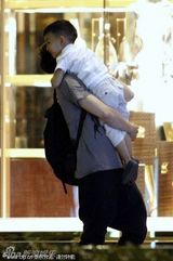 组图：邓超大婚倒计时紧张筹备 招呼家人笑抱外甥