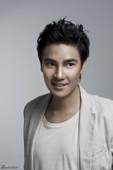 组图：丁子峻暖春造型曝光 帅气笑容春意浓浓