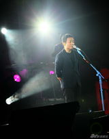 组图：许巍新专辑首唱会 黑衣动情演唱掀青春回忆