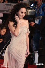 高清：关颖透视裙装亮相 卷发造型更显妖艳