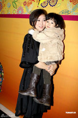 组图:翁虹亮相为朋友庆生 俯身哄女儿大秀性感