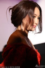 组图：温碧霞献唱中国电影周 红裙露乳沟秀美背
