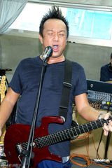 组图：黄大炜为“风林火山”个唱彩排 卖力弹唱