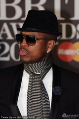 组图：2013全英音乐奖男星帅气亮相红毯