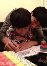 组图：好爸爸张亮陪天天写作业 无名指婚戒抢镜