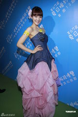 组图：李亚男婚纱展性感秀长腿美背