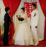 组图：《满秋》曝乔振宇结婚剧照 青梅竹马终成眷属