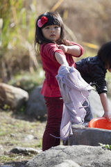 组图：《爸爸》萌娃当家照顾宝宝 kimi意外落水