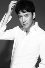 组图：韩栋黑白写真大片出炉 显成熟稳重绅士风