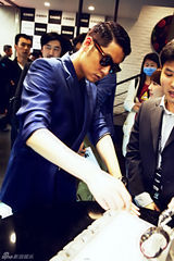 组图：任重现身某品牌活动 匆匆现身避谈姚笛