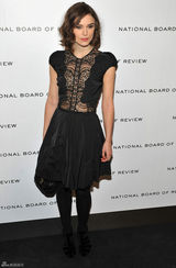 高清组图：凯拉-奈特利黑色蕾丝透视装亮相纽约