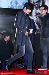 组图：张东健范冰冰亮相《登陆之日》韩国红毯秀