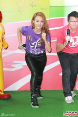 组图：容祖儿出席儿童马拉松 弯腰跑步状卖萌