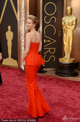 组图：詹妮弗-劳伦斯抹胸裙娇艳似火 现场跌倒