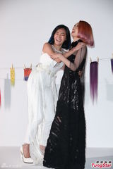 组图：小S杨丞琳同性暧昧 激情互摸挑逗尺度大