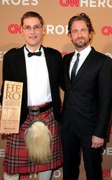 高清图：CNN年度英雄晚会 阿尔芭与黛米-摩尔比美