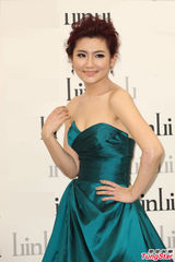 组图：Selina低胸备战金钟 不惧手臂伤疤