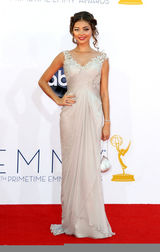 组图：《摩登家庭》小美女萨拉-海兰德露背