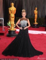组图：第85届奥斯卡红毯-克里斯汀着透视露背裙