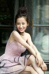 组图：高洋最新写真甜美笑容展露梦幻气质